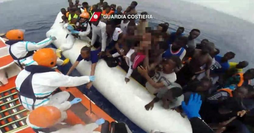 Un' operazione di soccorso della nave Diciotti CP941 nel Mediterraneo Centrale (Ansa/Guardia Costiera)